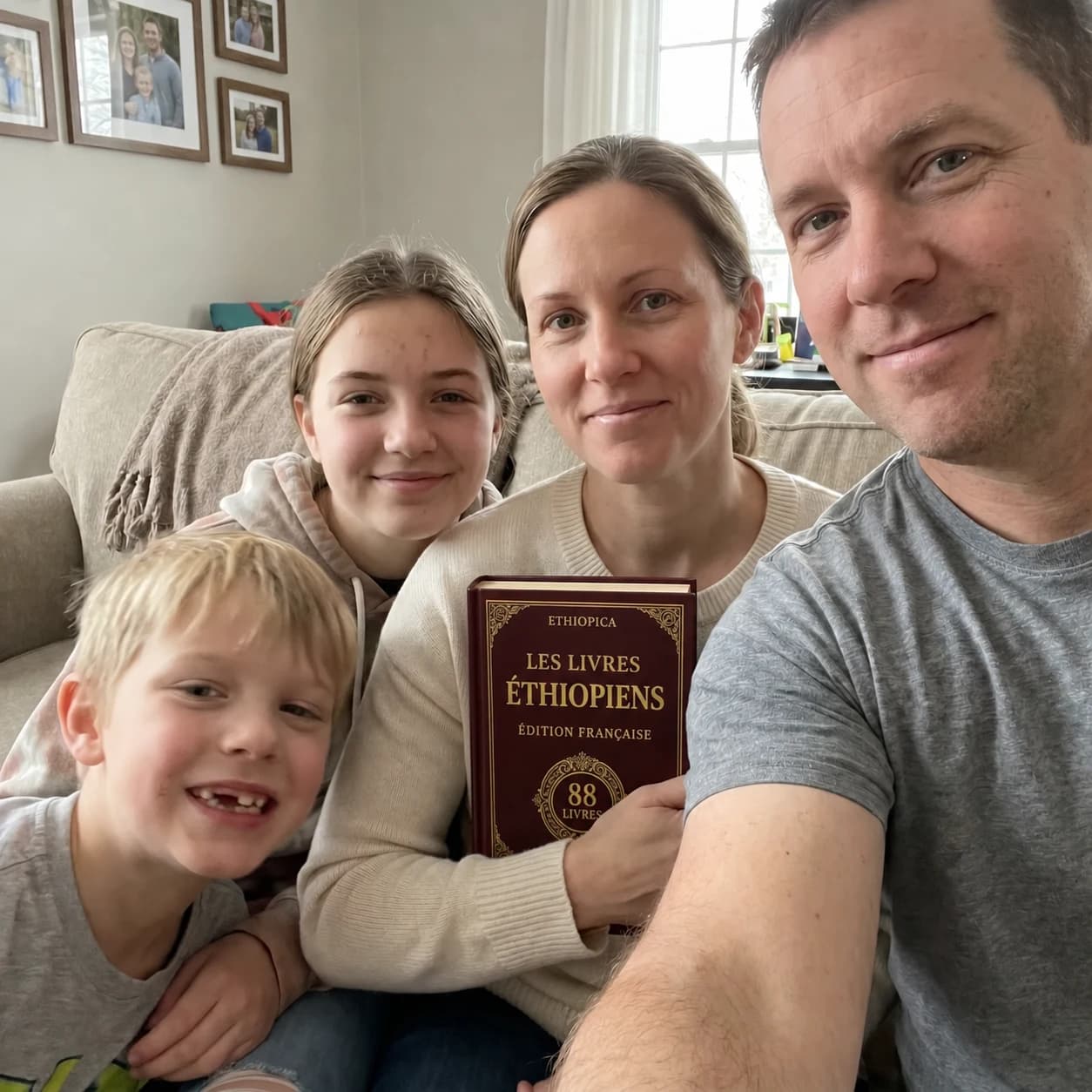 Une famille découvre l’édition française de la Bible Éthiopienne